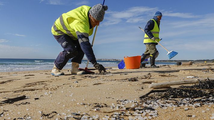 Telediario 1 - Piden a los voluntarios que se organicen para limpiar las playas gallegas del vertido de pélets