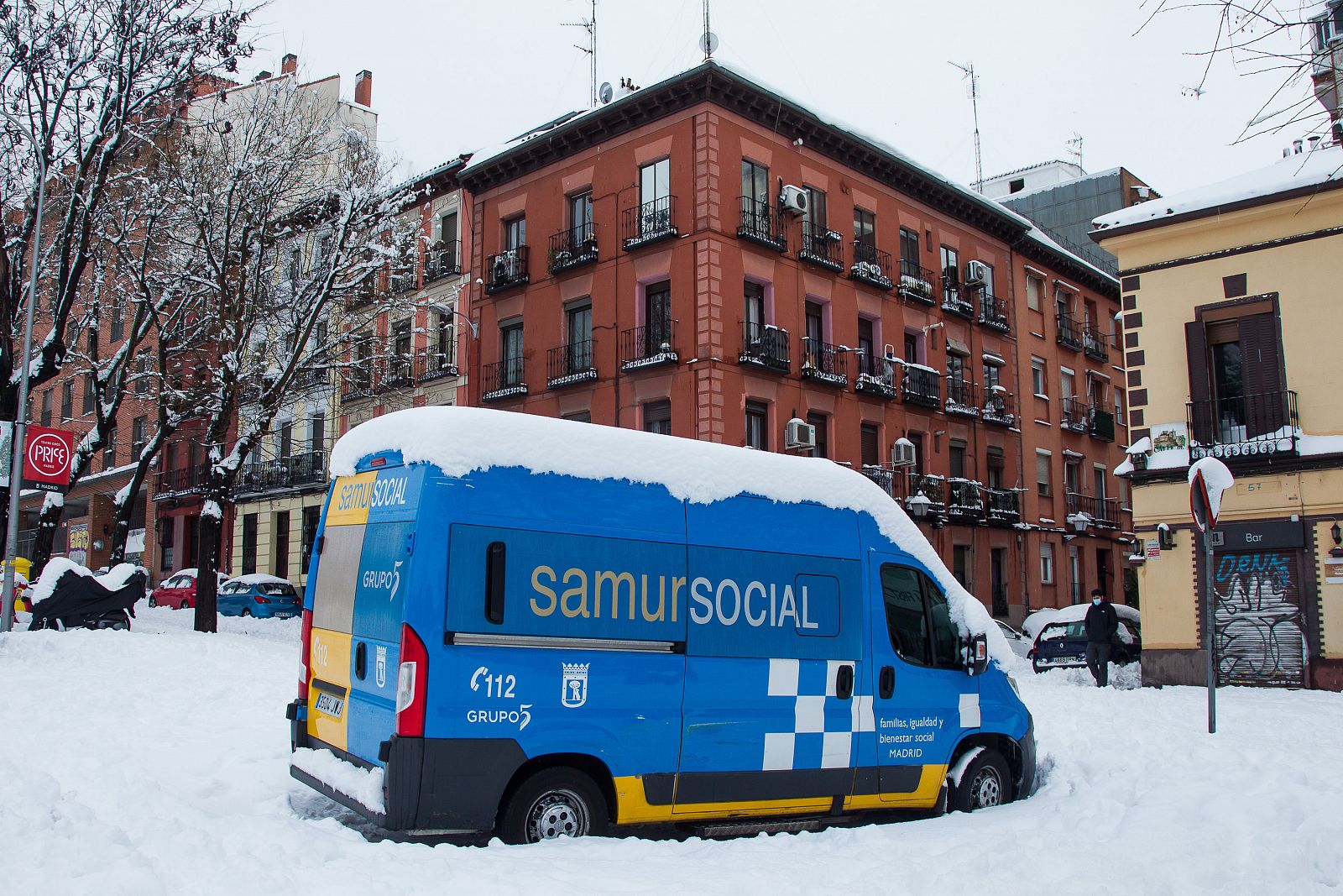 Un equipo del Samur ayuda a una persona sin hogar a pasar la noche en un albergue