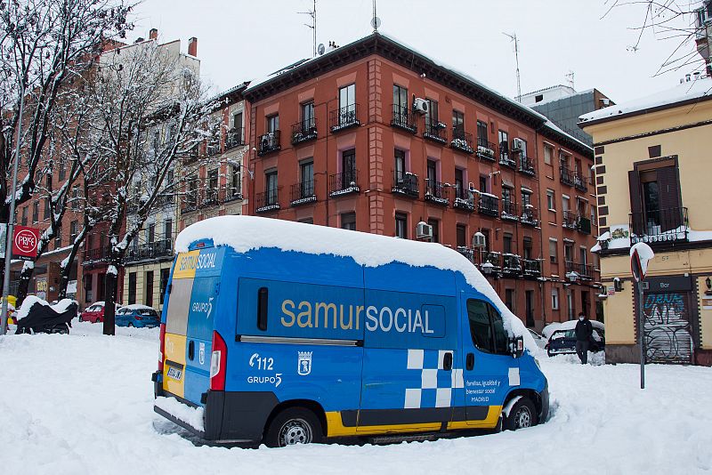 Un equipo del Samur social ayuda a una persona sin hogar a pasar la noche en un albergue