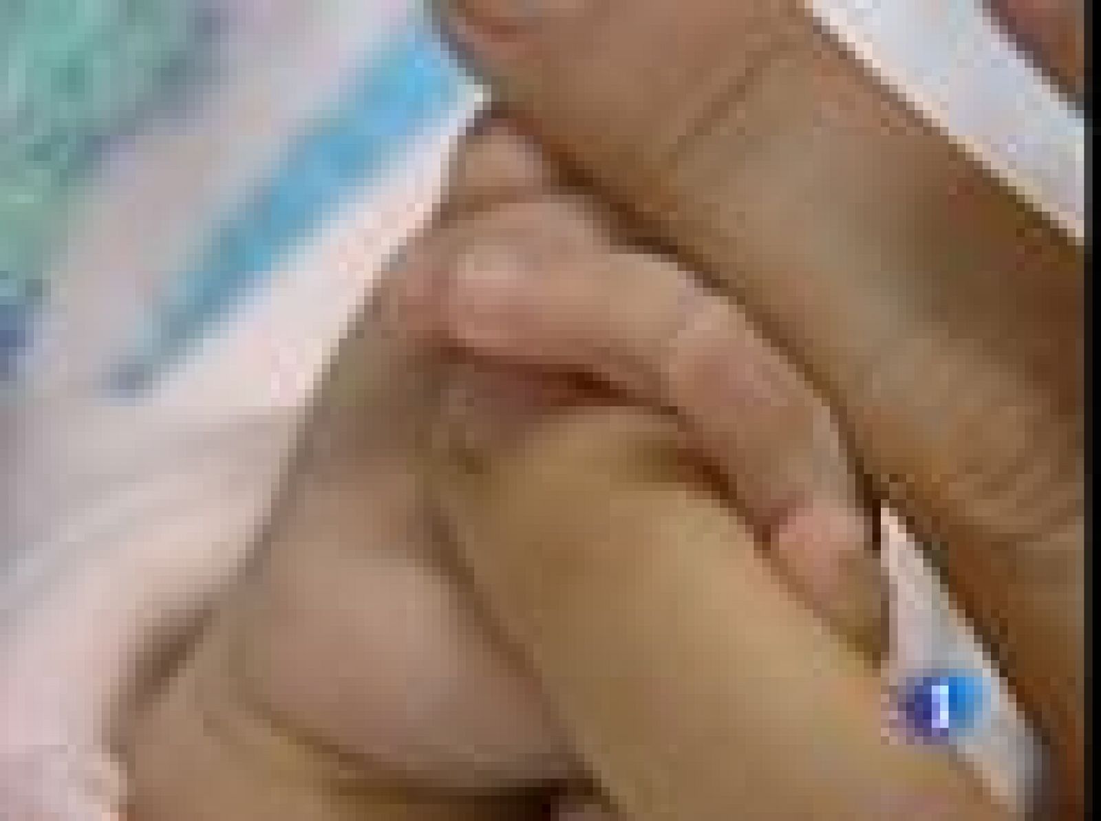 La fiscalía de Valencia ha impugnado la inscripción en el registro civil de dos mellizos como hijos de una pareja gay | Ver