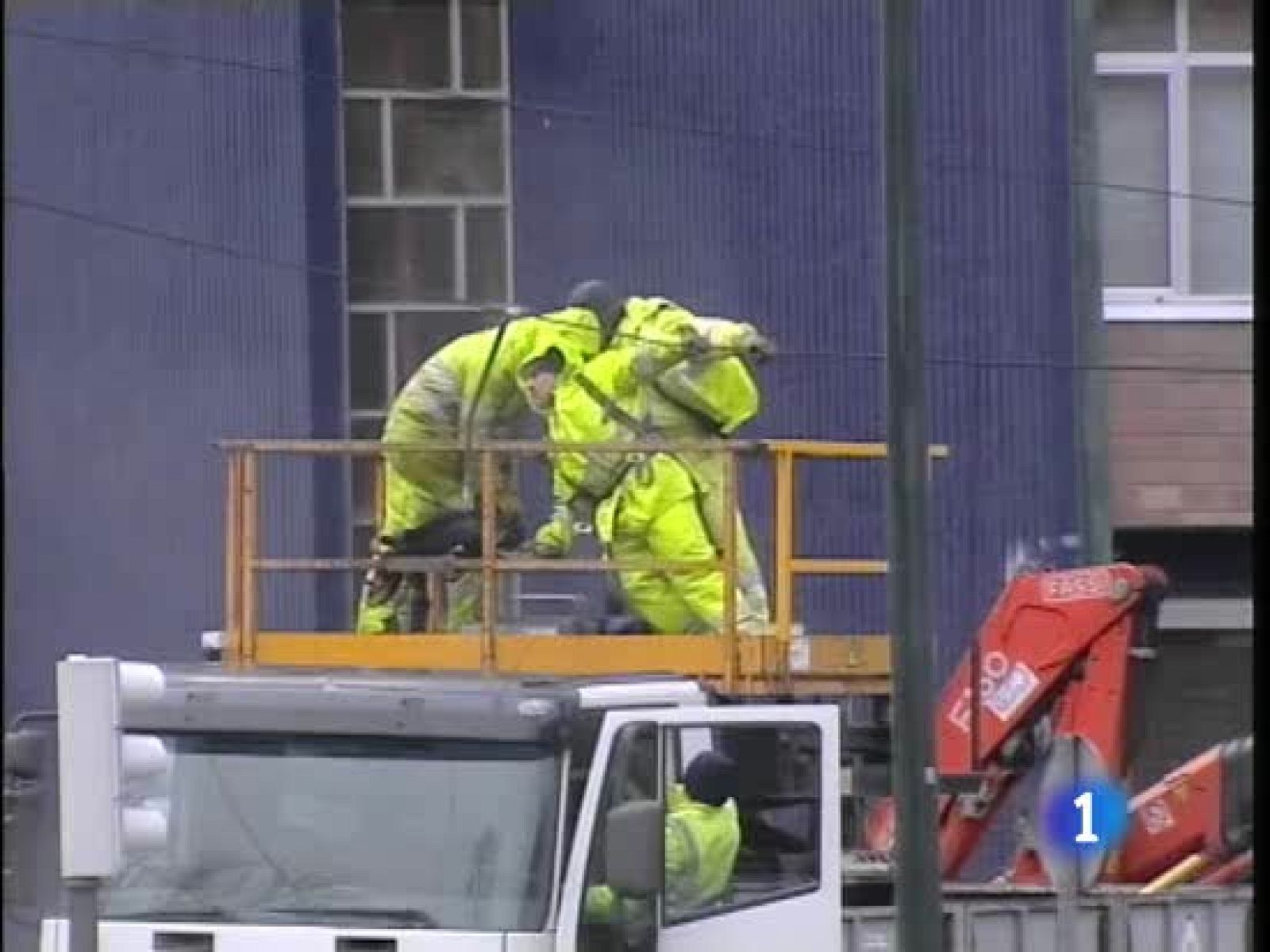 Protección Civil ha elaborado una lista de precauciones a tener en cuenta por la llegada de la ciclogéneis explosivas o "tormenta perfecta". Ofrece consejos para viajar,  proteger nuestras casas, o pasear por la calle (26/02/2010).