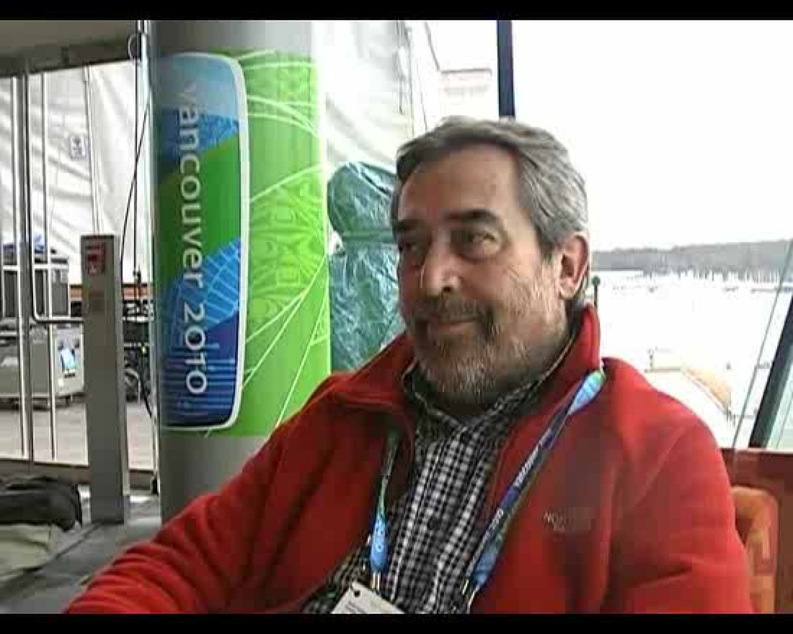   El alcalde de Barcelona, Juan Alberto Belloch, se ha desplazado a Vancouver para conocer de primera mano la sede olímpica y tratar de impulsar la que promueve su ciudad, Zaragoza-Pirineos 2022. "Para que te den unos Juegos los miembros del COE tienen que conocer a los técnicos que van a desarrollar el proyecto, y por eso estamos aquí, para explicarlo y venderlo", explica Belloch. Para él, la mejor baza de Zaragoza es "que tenemos gran parte de las infraestructuras y las plazas hoteleras hechas, que tenemos el apoyo de una ciudad de tamaño medio como Zaragoza y que nunca antes se han hecho unos Juegos en Pirineos". A Belloch no le preocupan la competencia de Barcelona 2022 ni el tercer intento de Madrid. "Es más sencillo que Zaragoza tenga unos Juegos Olímpicos antes de que los tenga Madrid", sostiene. 