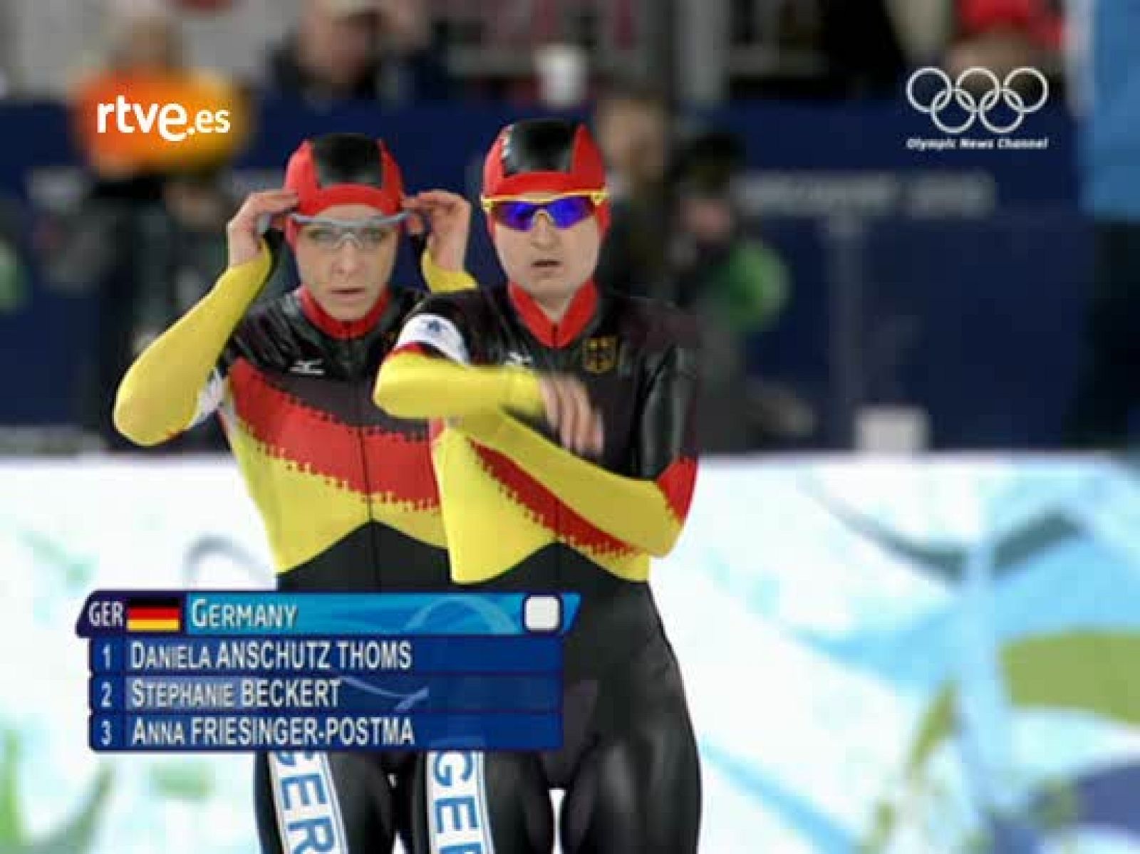  El equipo alemán femenino de patinaje de velocidad se hizo con la medalla de oro en persecución gracias a una clasificación milagrosa. Una de las relevistas, en la semifinal ante EEUU entro a la meta tirándose sobre el hielo.