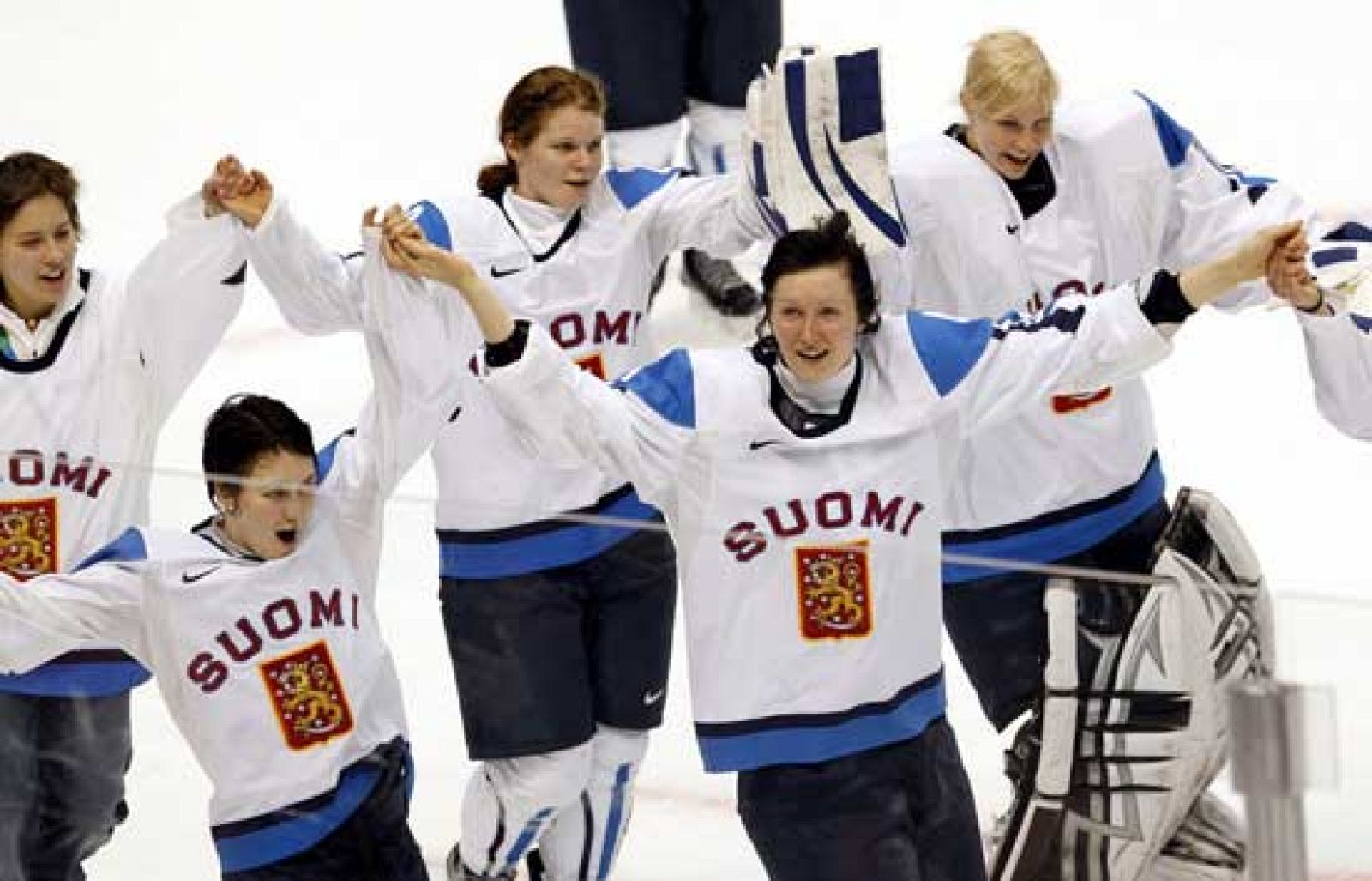 La selección finlandesa femenina de hockey hielo se colgó la medalla de bronce tras vencer (3-2) en la final de consolación a Suecia, y que se decidió en el último cuarto del lado nórdico tras el tanto de Karolina Rantamaki. 