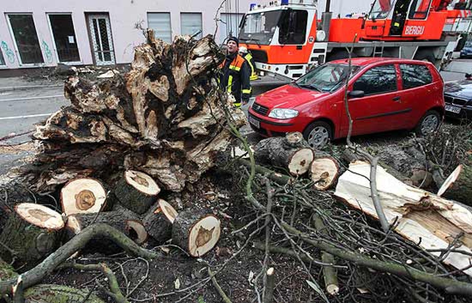 Al menos 18 personas han muerto en Francia por culpa del temporal, que ha dejado vientos de 130 kilómetros por hora en el interior.