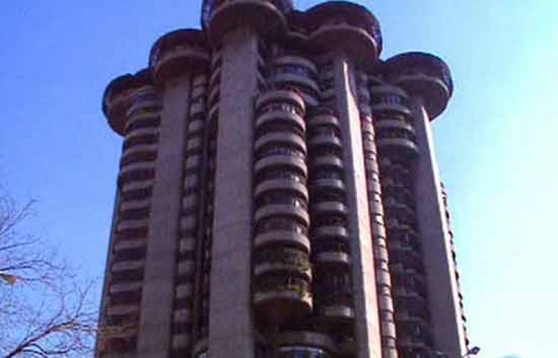 Visitando edificios singulares: Torres Blancas en Madrid y el Walden 7 en Barcelona