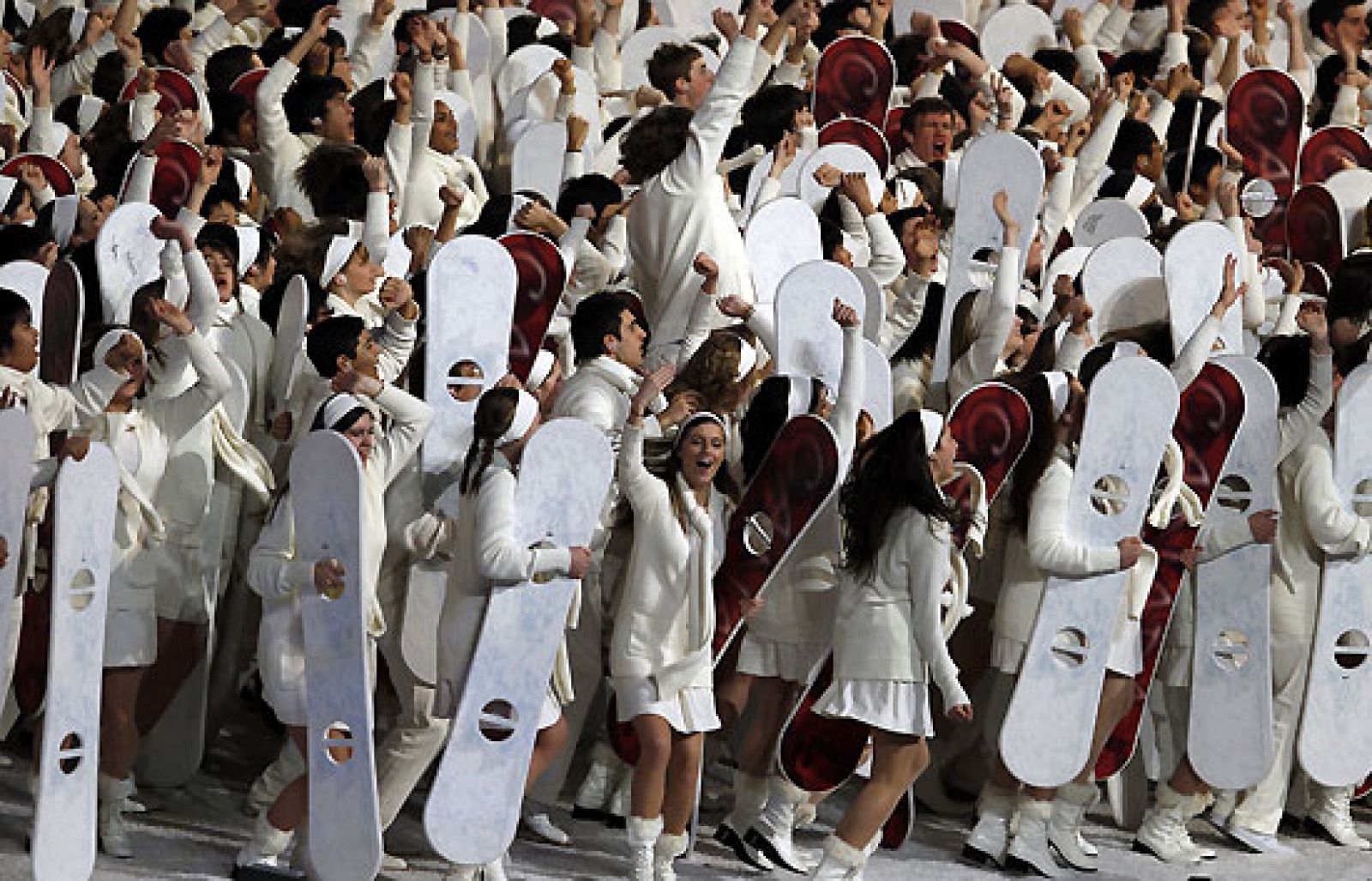 La primera actuación de la ceremonia de clausura de los Juegos Olímpicos de Vancouver ha estado protagonizada por 1.000 niños canadienses vestidos de blanco con sus tablas de snowboard.