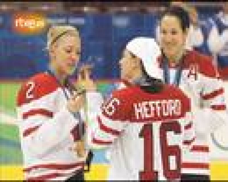  Las jugadoras de hockey del equipo candiense celebraron su medalla de oro sobre la pista de hielo nada más finalizar el partido.