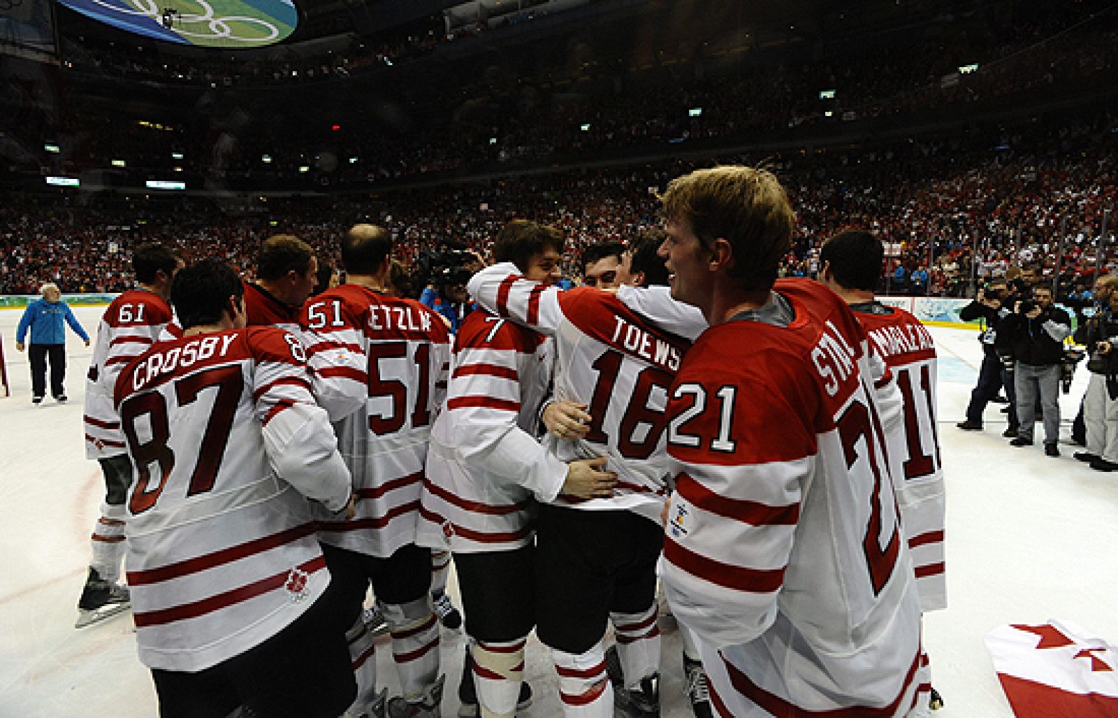 Canadá cerró sus Juegos Olímpicos de Vancouver con un broche de  oro al conquistar la última presea dorada de la competición  imponiéndose a Estados Unidos, por 3 a 2, en una espectacular final de hockey sobre patines.