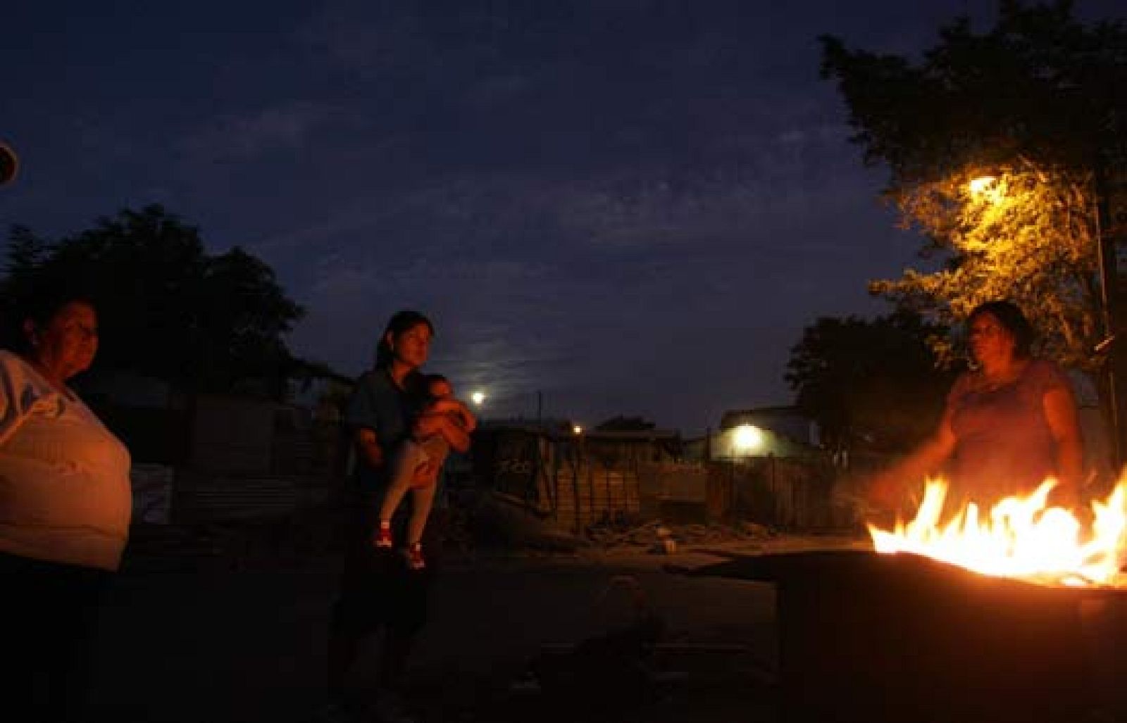 La vida vuelve a la normalidad en Santiago mientras en las regiones más afectadas por el terremoto se disparan los pillajes y el miedo a nuevas réplicas.  