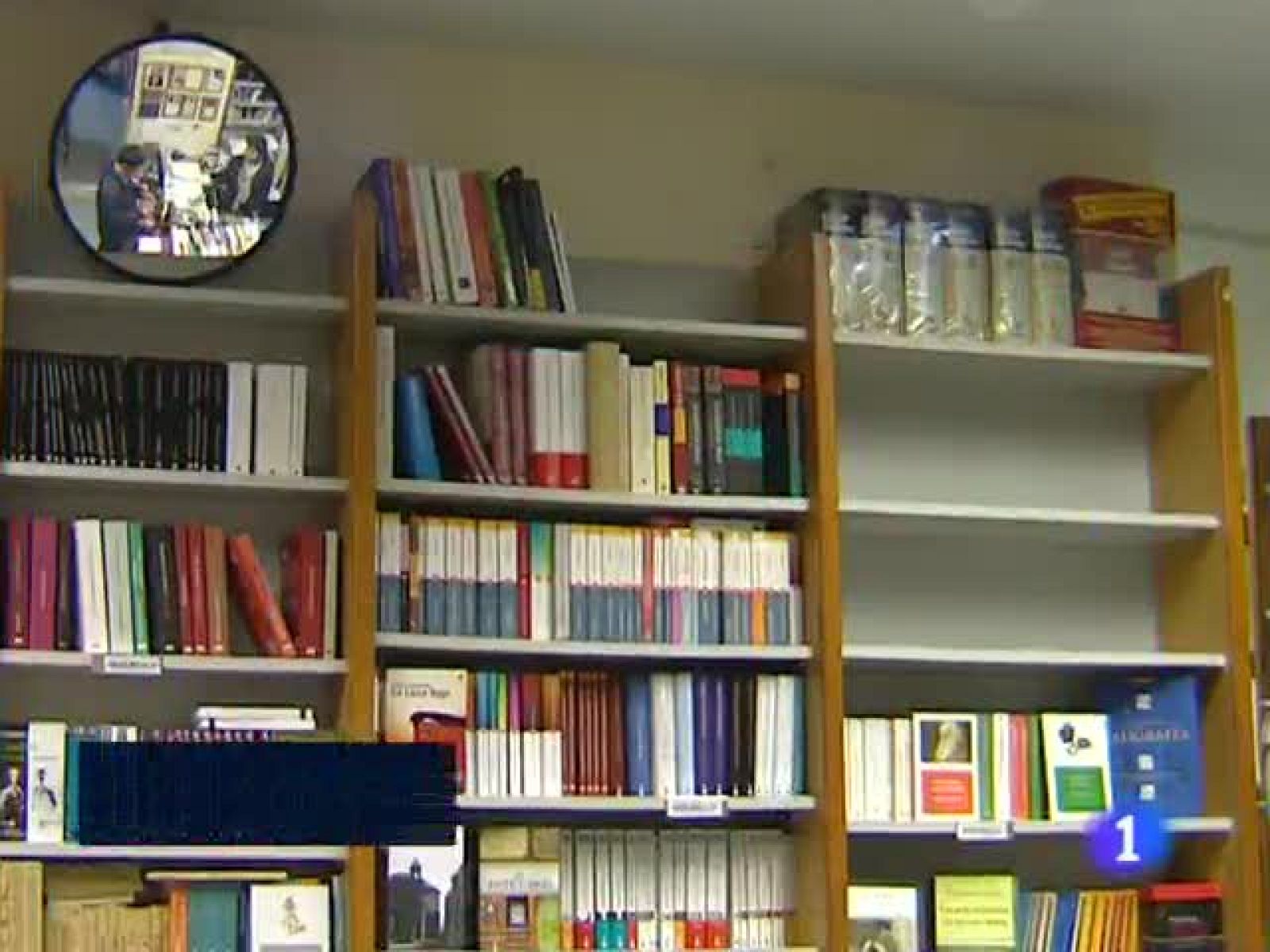 El libro digital se abre camino. Una de cada cinco editoriales ofrece ya la mitad de sus novedades en digital. Desde hoy Iberia sólo permite facturar sin cargo una maleta de 23 kilos en clase turista. Hoy 1 de marzo es el Día sin Móvil pero pocos lo celebran. Victoria del Atlético ante el Valencia en un partido loco y con polémica arbitral.El Real Madrid mantiene el pulso con el líder una jornada más.