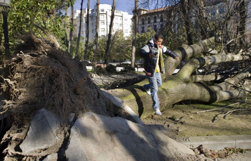 En España seguimos el rastro de la borrasca por los destrozos que ha causado el viento y los cortes de luz.