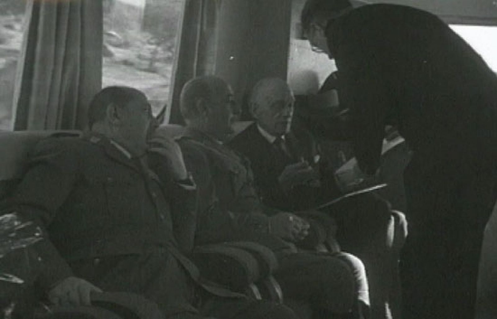 El dos de marzo de 1950 Francisco Franco inaugura los Talgo II