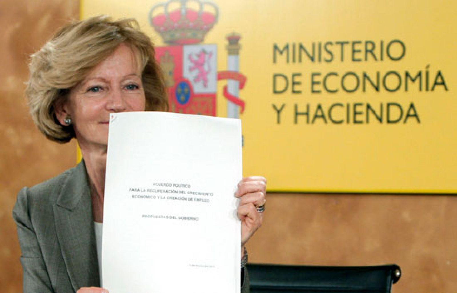 Elena Salgado presenta el documento sobre el que negociarán el Pacto para salir de la crisis | Ver