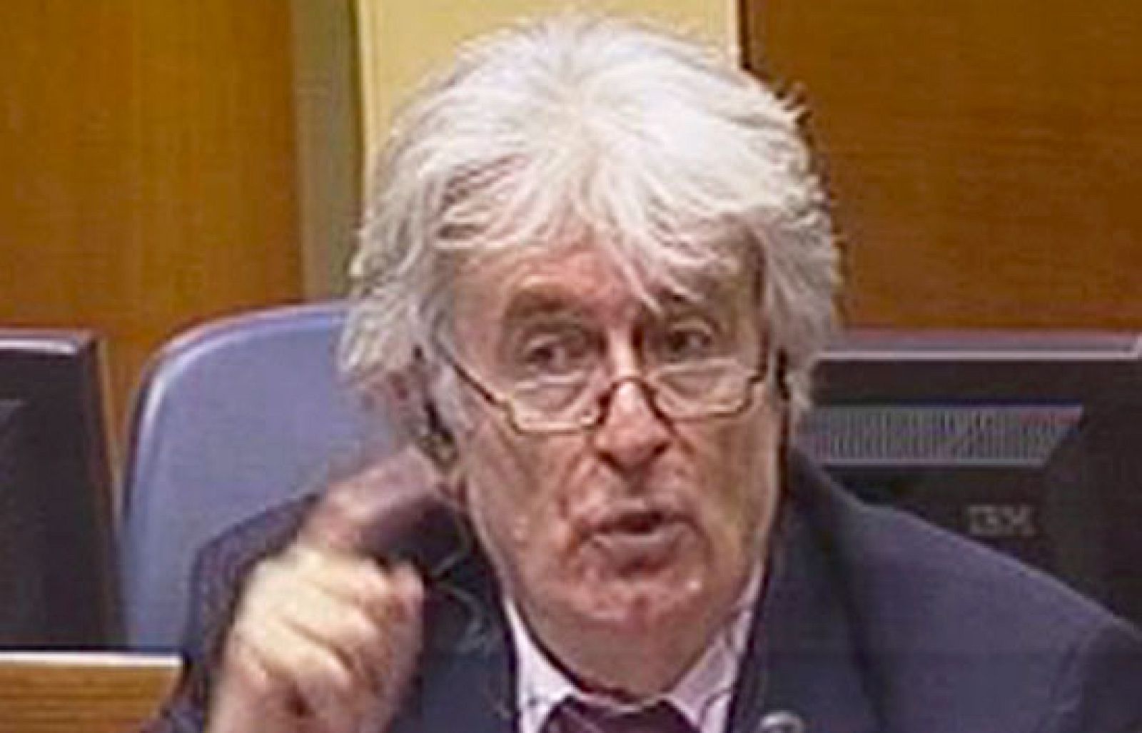 Karadzic ha defendido la guerra que lideró contra los musulmanes bosnios en los años 90. Ante el tribunal internacional que lo juzga por genocidio ha dicho que fue una causa "justa y sagrada".