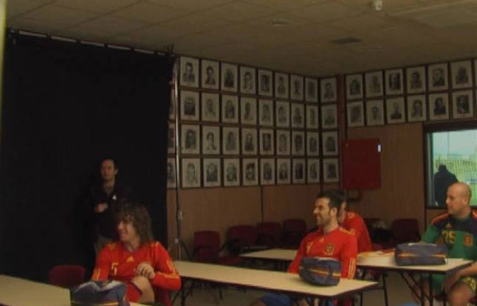 Los chicos de la selección espñaola de fútbol han realizado el entrenamiento, antes de desplazarse a París para disputar el amistoso ante Francia, entre rodaje de anuncios. Los jugadores han priotagonizado hasta cuatro spots. 