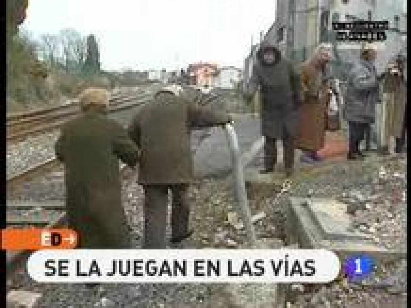 Estos vecinos de Curtis, en A Coruña, saben del riesgo al que se exponen cruzando las vías del tren. Pero no se consideran temerarios. Alegan que se ahorran un kilómetro y medio de caminata hasta llegar al paso elevado. 
