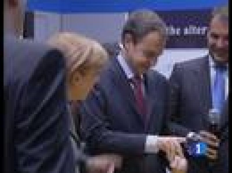 Angela Merkel y Rodríguez Zapatero visitan el CEBIT.