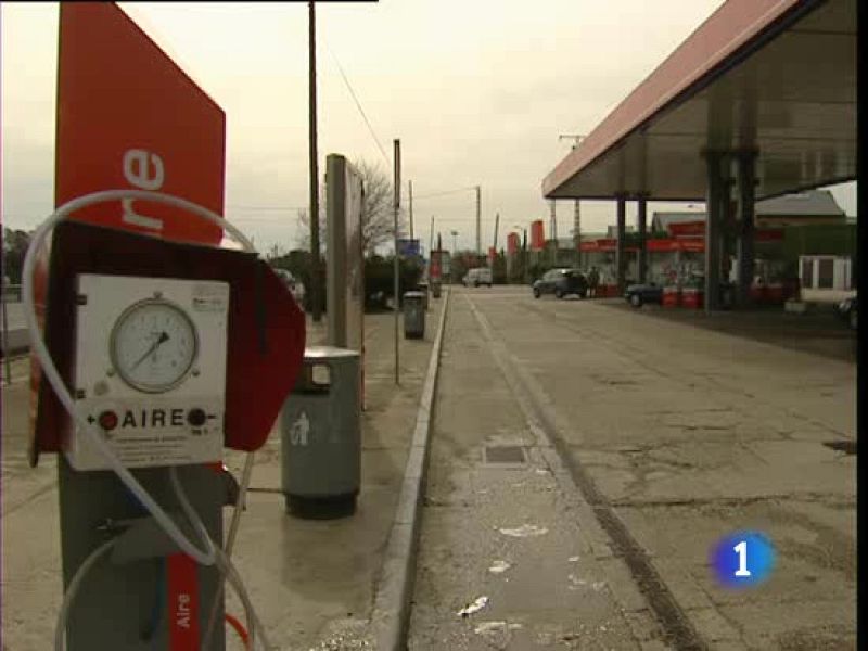 Detenida en Madrid a una mujer por marcharse sin pagar al menos 13 veces después de llenar de gasolina el depósito de su coche.