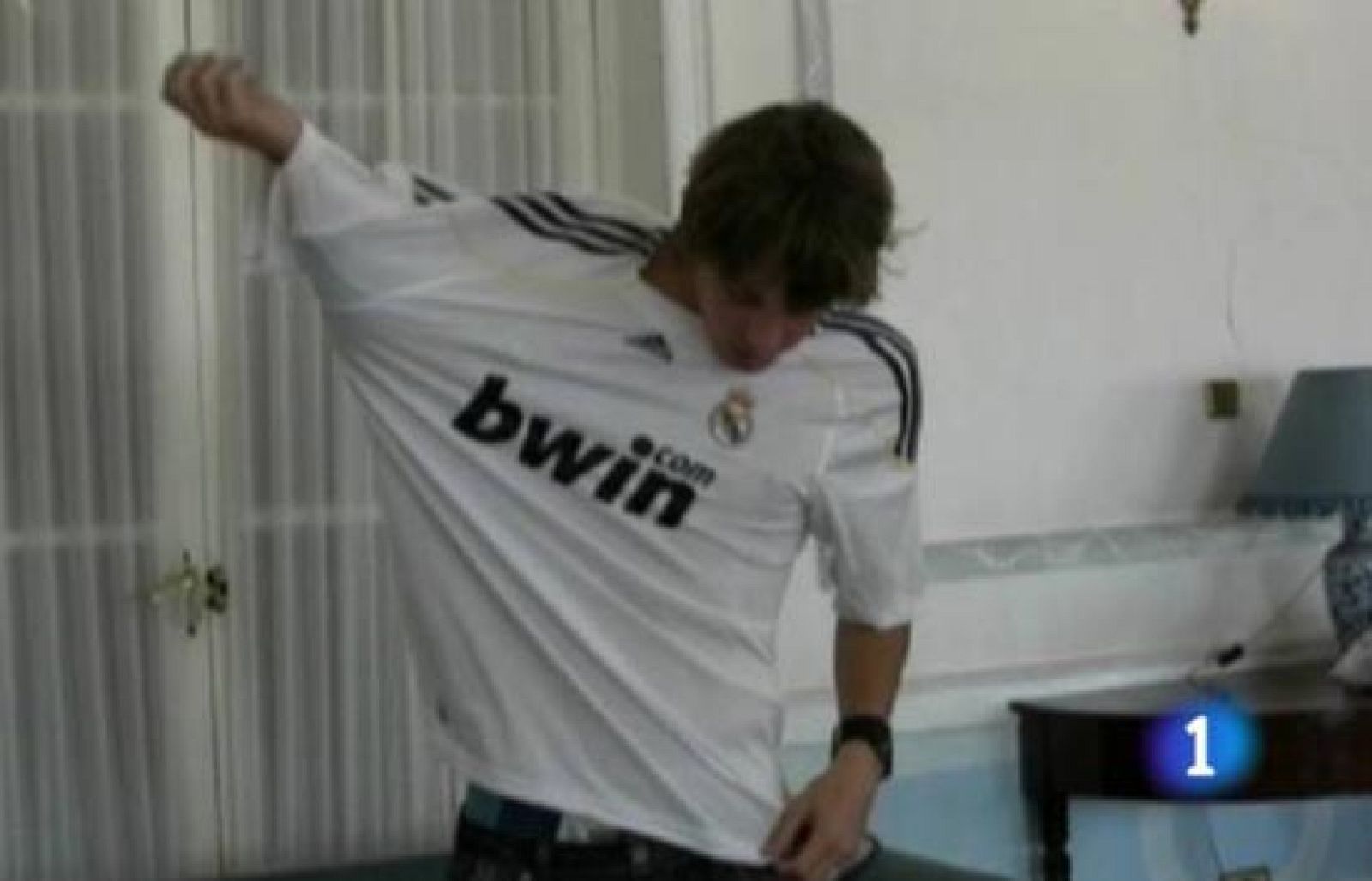 El centrocampista del Racing Sergio Canales se prueba por primera vez la camiseta de su nuevo equipo, el Real Madrid. 