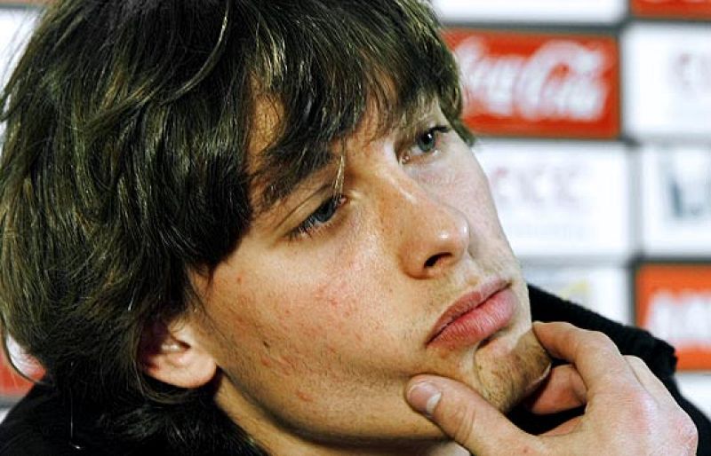 Canales pide disculpas por vestir de blanco