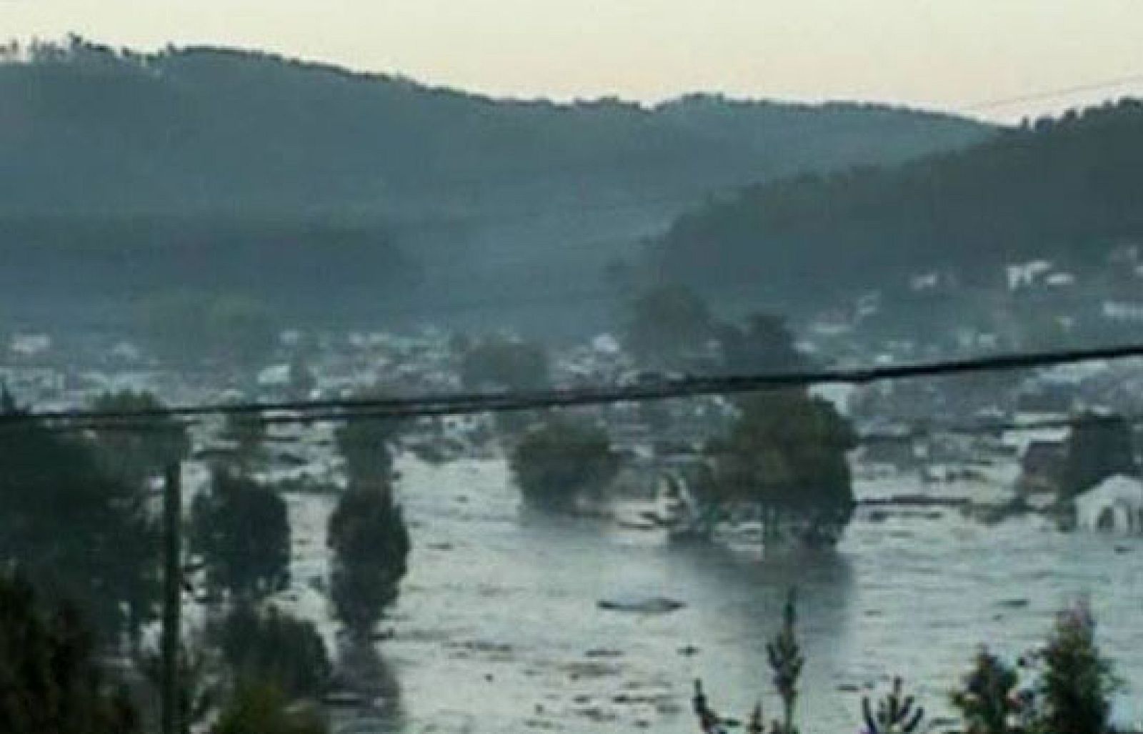 Una ola gigante barre la ciudad de Constitución en Chile | Ver