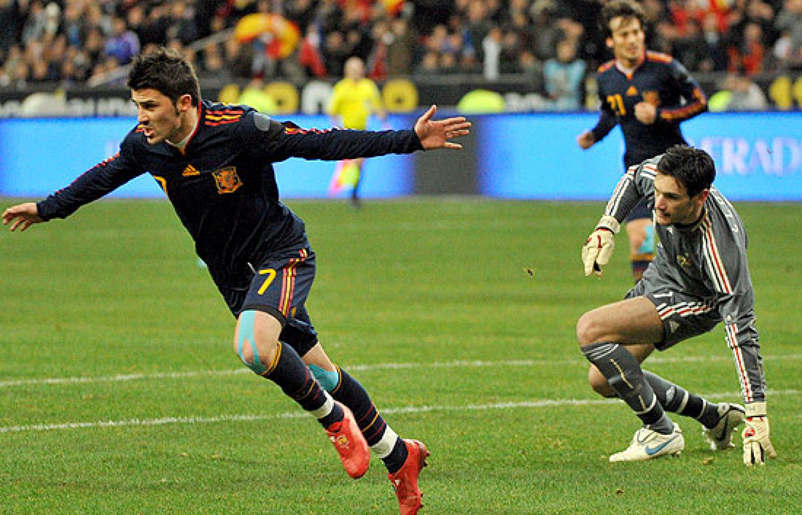 En una falta de entendimiento de la defensa francesa, el 'guaje' Villa recoge un pase de Iniesta y bate a Lloris por el primer palo.