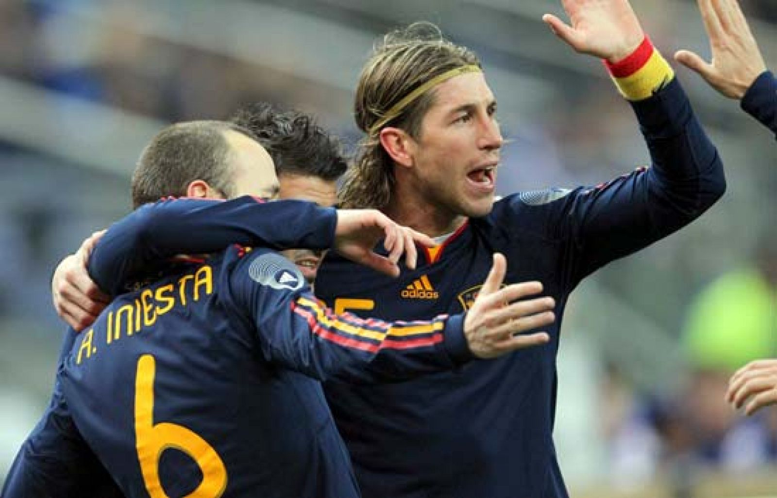 El lateral derecho recibe un envío diagonal de Xabi Alonso, se coloca con la izquierda y bate a Lloris, aunque con la ayuda de un rebote en Escudé.