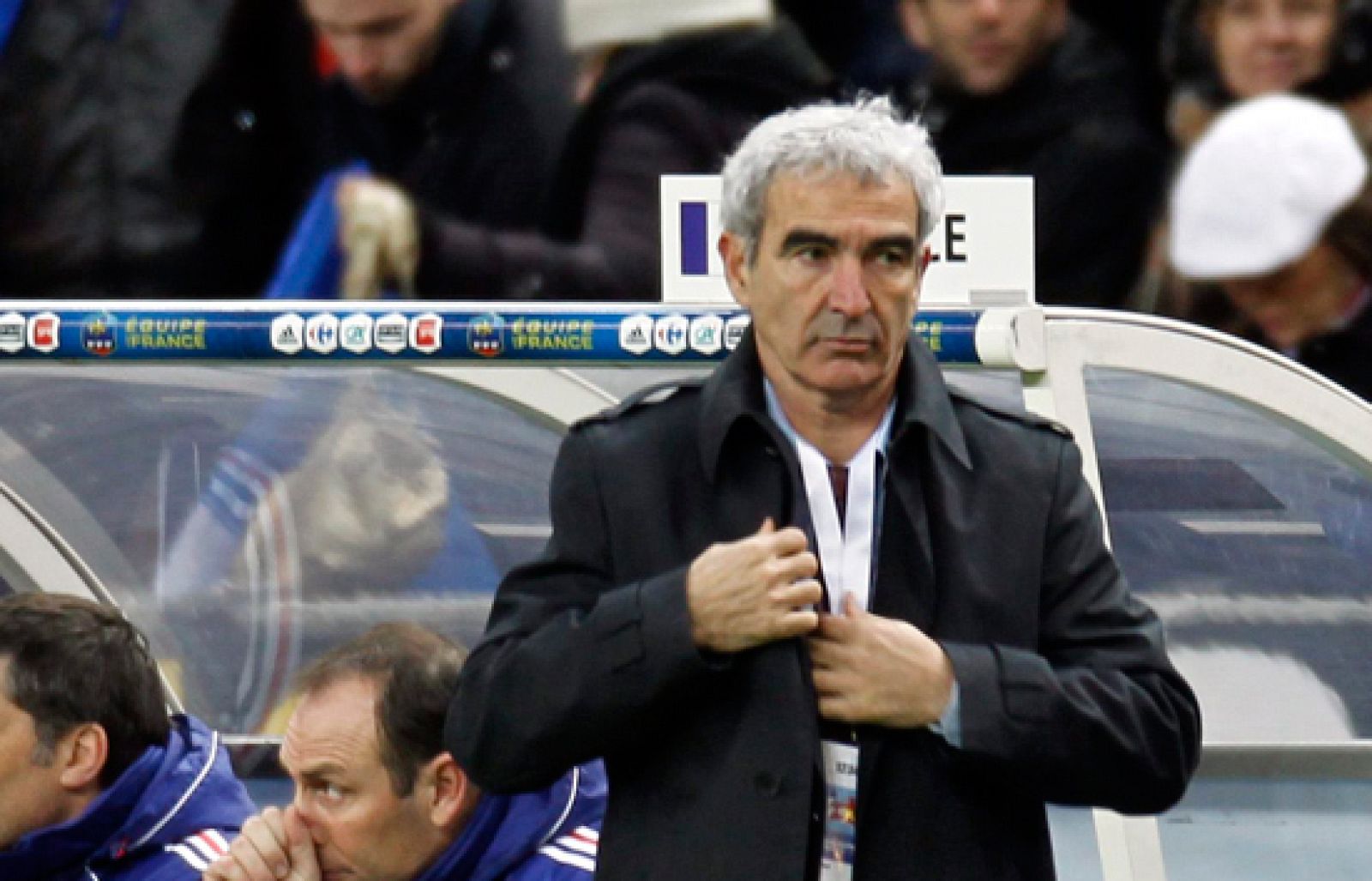 El seleccionador francés, Raymond Domenech, fue pitado por el público de París a los veinte minutos por el mal juego de sue quipo. Domenech lamentó los silbidos del público y señaló que no ayudan a los jugadores, que necesitan del apoyo de la grada p