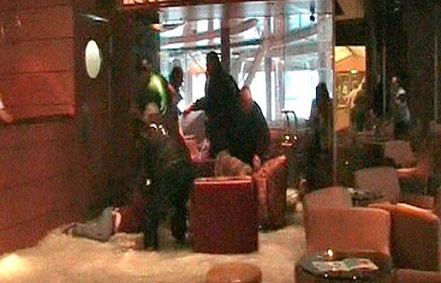  - La ola gigante entra en el barco