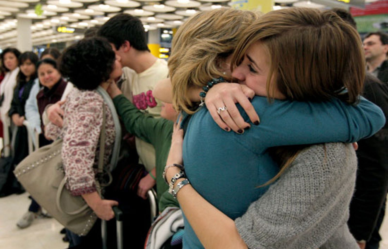 Esta mañana han llegado de Chile los botánicos españoles a los que sorprendió el tsunami. Han vuelto sin Miguel Marín, uno de sus compañeros, que falleció arrastrado por las aguas. Nos han contado su dramática experiencia y han mostrado su malestar con las autoridades españolas. 