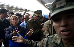 La presidenta de Chile visita las zonas devastadas por el terremoto