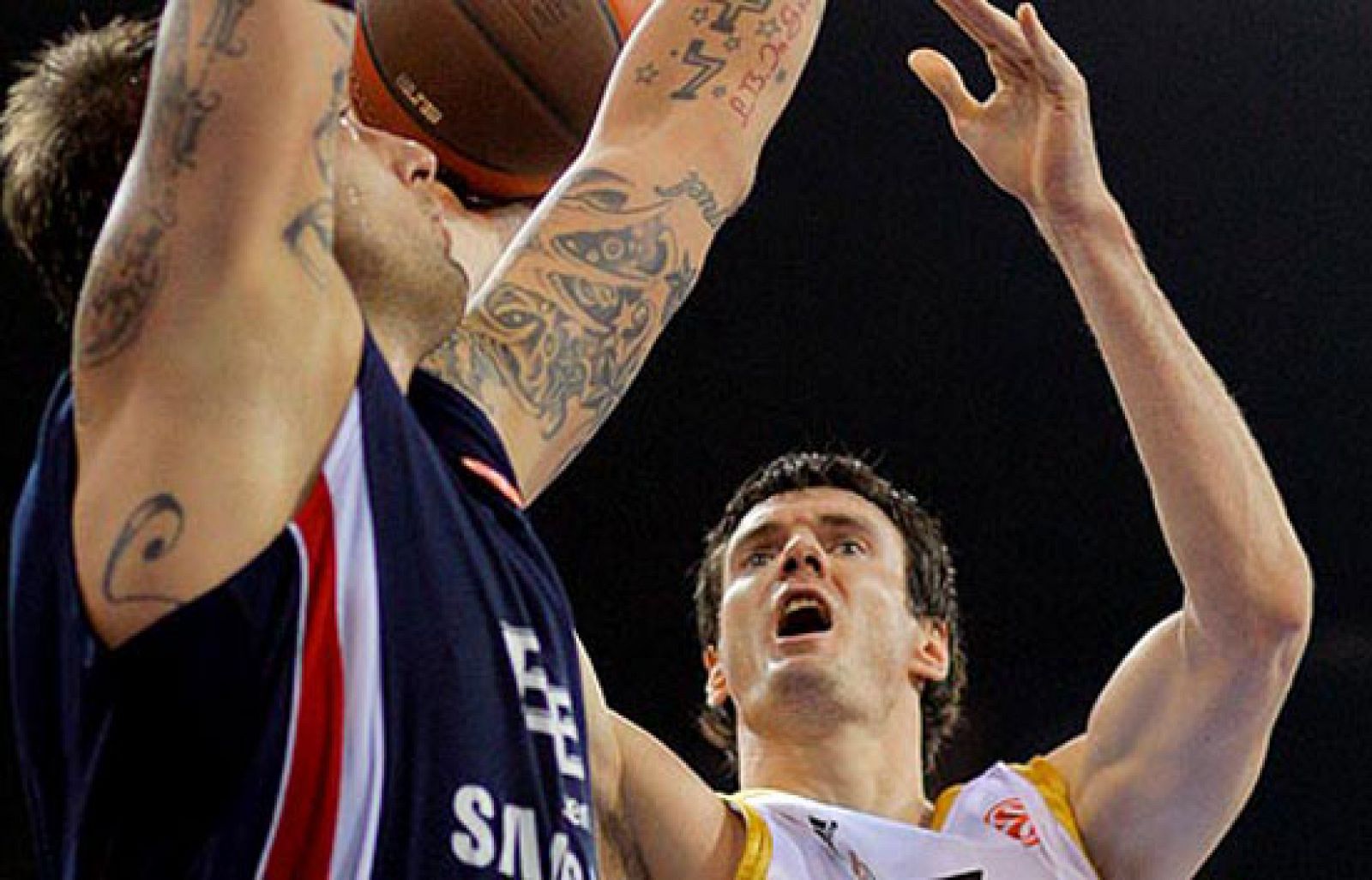 El Real Madrid ha vencido en su visita a domicilio al Efes Pilsen turco 75-77 y se mete en los cuartos de final de la Euroliga.