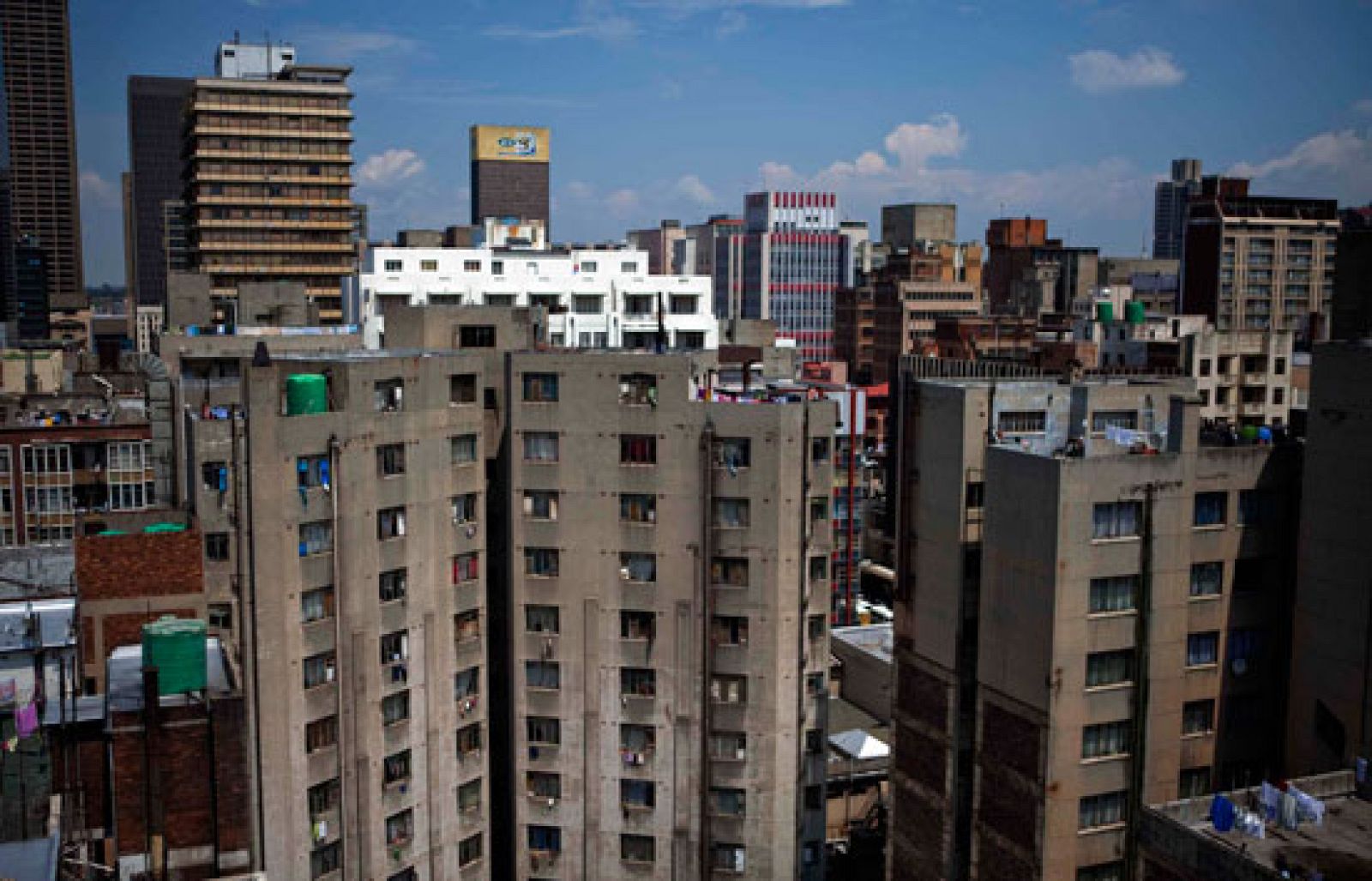 Un elemento clave de la candidatura de Sudáfrica para ser la sede de la Copa del Mundo fue el argumento de que el torneo daría un impulso al crecimiento y el desarrollo del país y beneficiaría a su población, que sufre unas cifras de desempleo de entre el 25 y el 40 por 100.