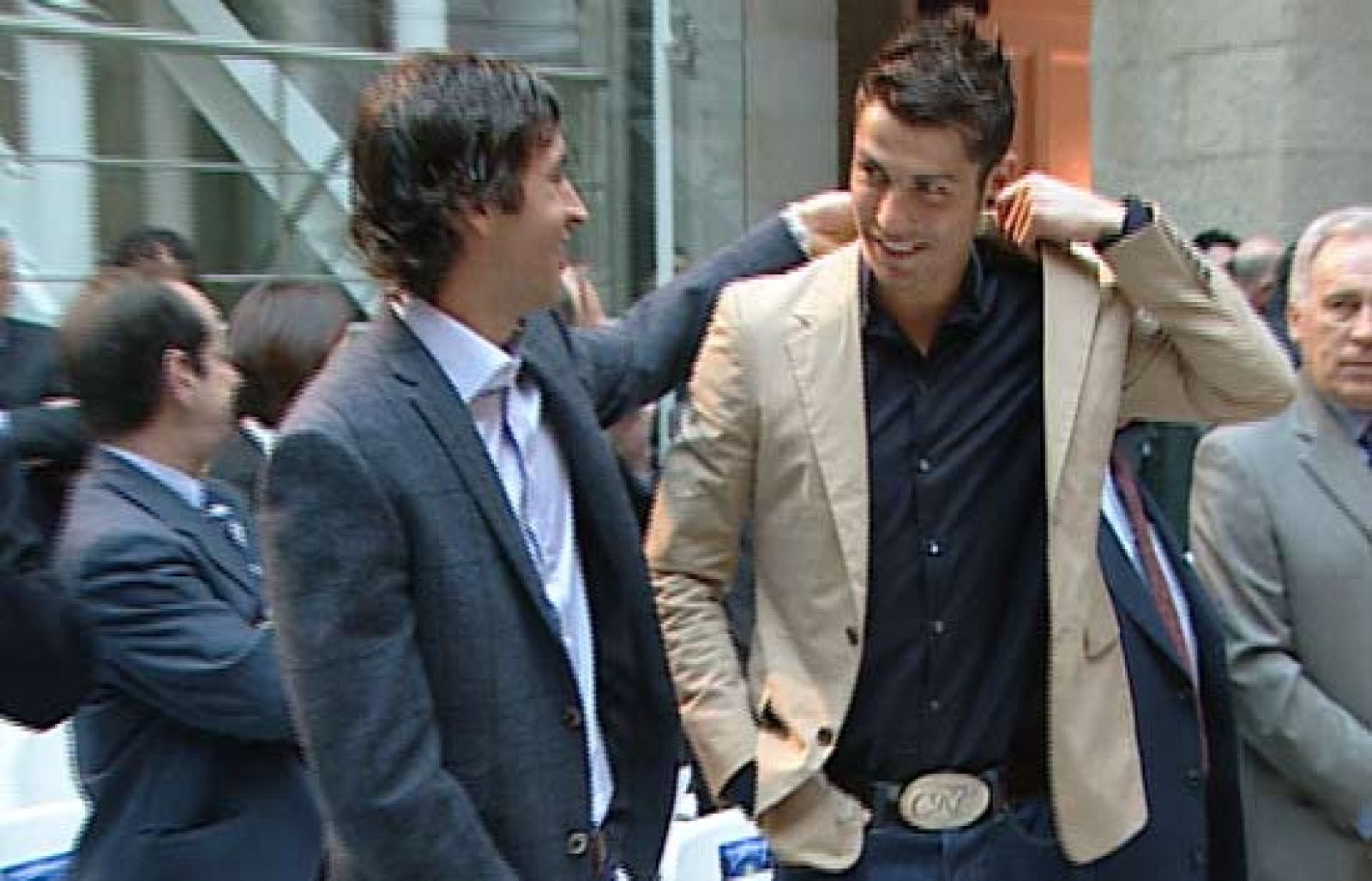 La Uefa ha otorgado a la presidenta de la Comunidad de Madrid, Esperanza Aguirre, la primera entrada para la final de la Liga de Campeones.