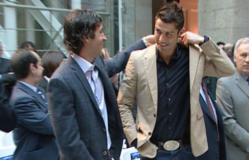  La Uefa ha otorgado a la presidenta de la Comunidad de Madrid, Esperanza Aguirre, la primera entrada para la final de la Liga de Campeones.