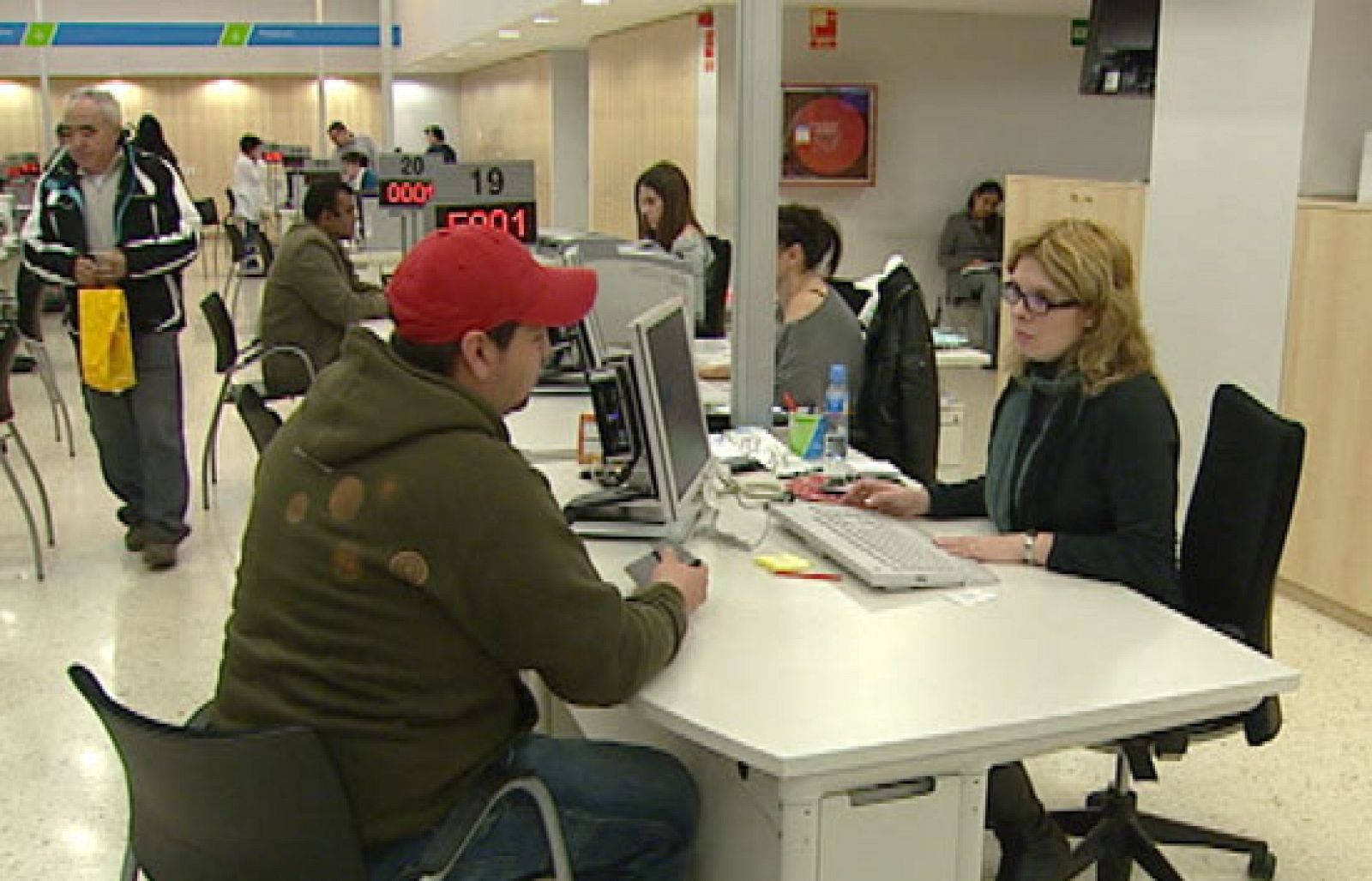  La industria comienza este año algo mejor de lo que terminó 2009, según el informe que hoy publica el Banco de España. También se recupera el consumo privado, aunque baja la confianza. Y otro dato: el informe calcula que las comisiones que cobran los bancos representaron una cuarta parte de los ingresos del sector financiero en 2009.