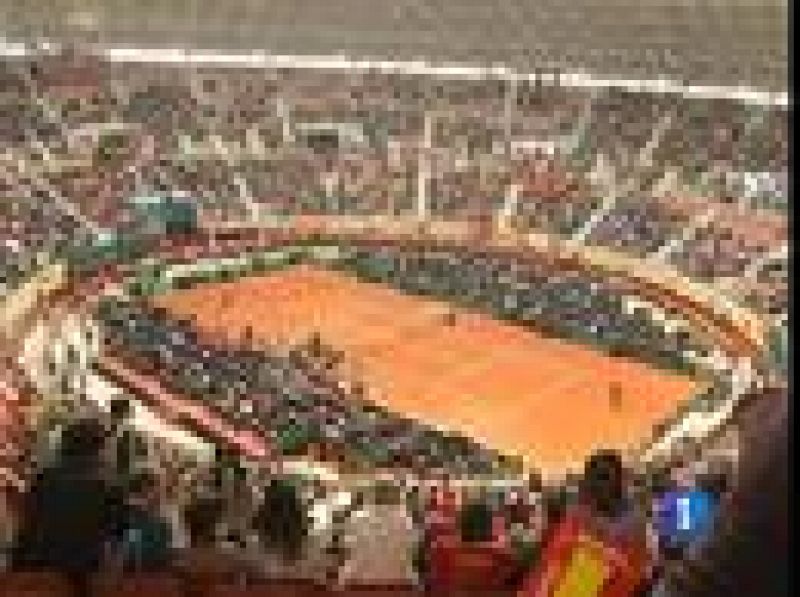 El frio en el interio de la Plaza de toros de la Ribera, que acoge la eliminatoria de Copa Davis entre España y Suiza, trae de cabeza a los organizadores del torneo.