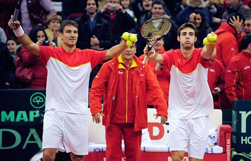 Tommy Robredo y Marcel Granollers han vencido a los suizos Wawrinka-Allegro por 7-6, 6-2, 4-6 y 6-4.