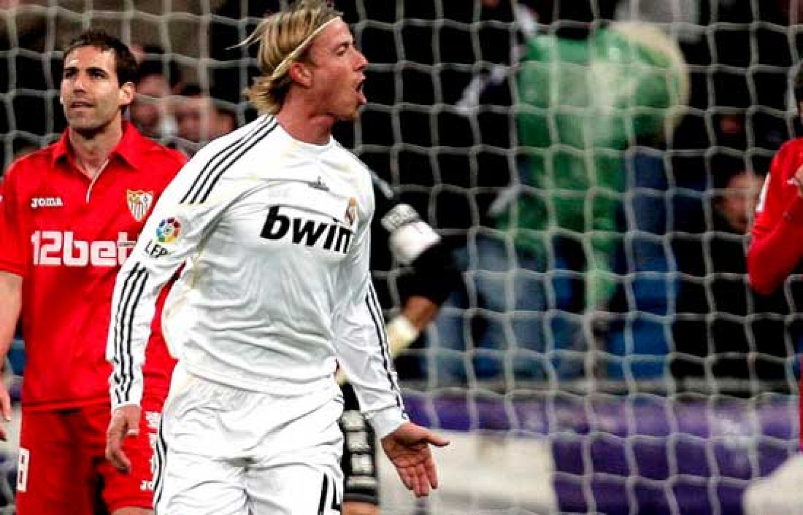 Fue salir el '14' del Real Madrid al campo en la segunda parte, y la maquinaria ofensiva del Real Madrid engrasó mucho mejor. El resultado, oportunidades y goles que hicieron posible remontar un 0-2 ante el Sevilla en el Bernabéu y poner al Madrid al frente de la Liga.