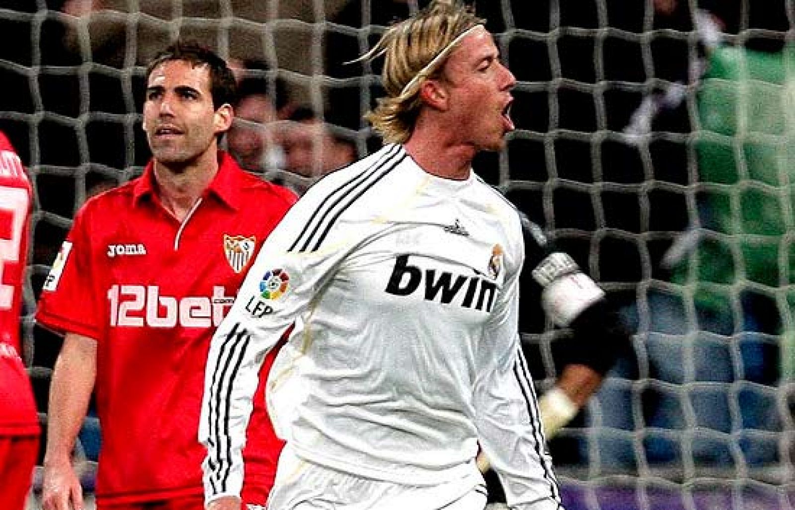 Guti fue el principal artífice de la remontada del Real Madrid ante el Sevilla; una victoria que supone el liderato provisional.