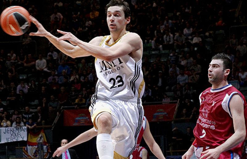 El Real Madrid apretó lo justo en el último cuarto para superar al Obradoiro con un gran partido del poco habitual Sergi Vidal.