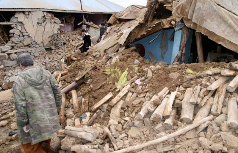 Decenas de personas han muerto en un terremoto de magnitud 6 que se ha producido en la madrugada del lunes al este del país. 