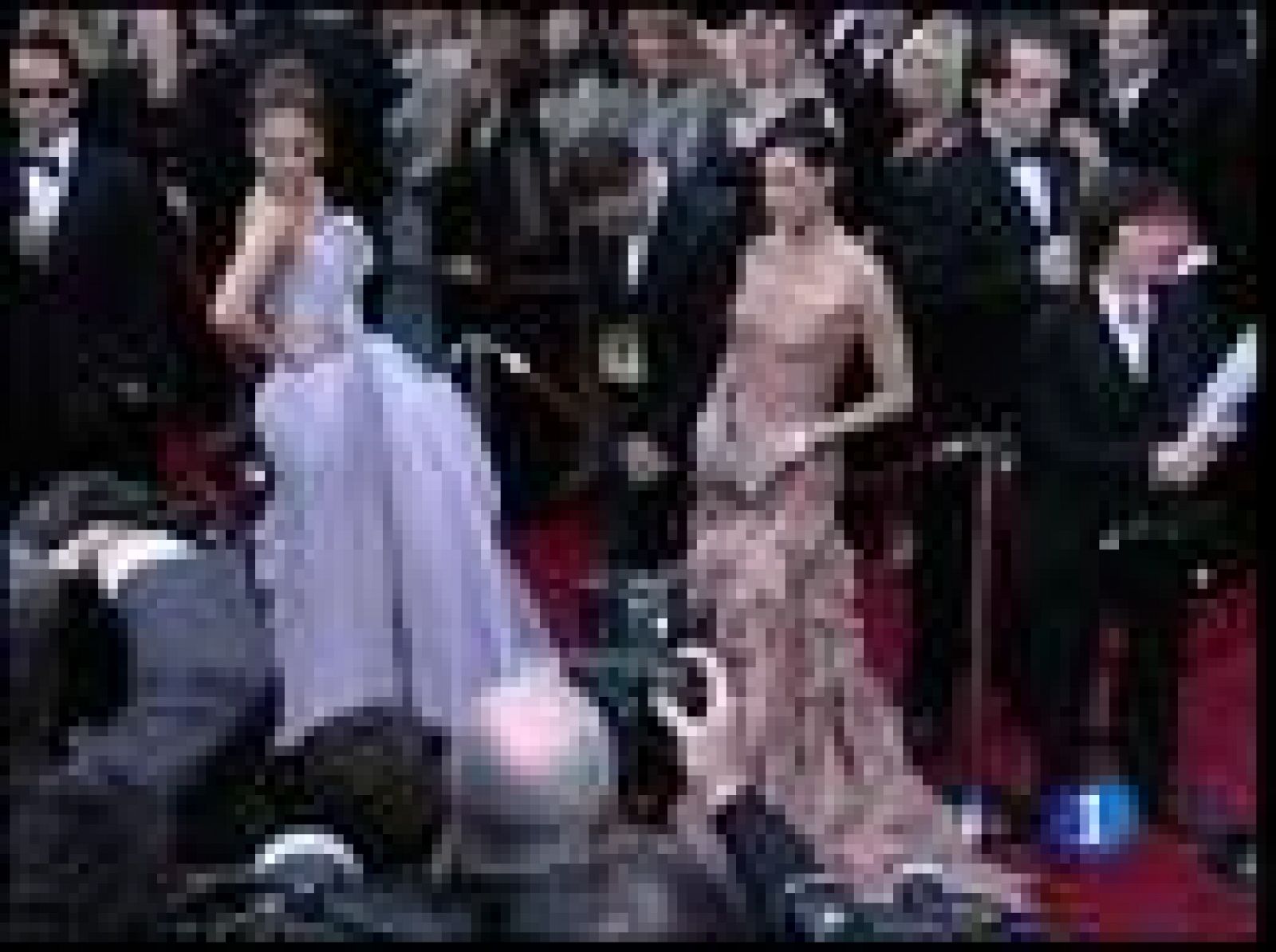 Algo deslucida por la lluvia, la alfombra roja de los Oscar volvió a ser una enorme pasarela de moda | Ver