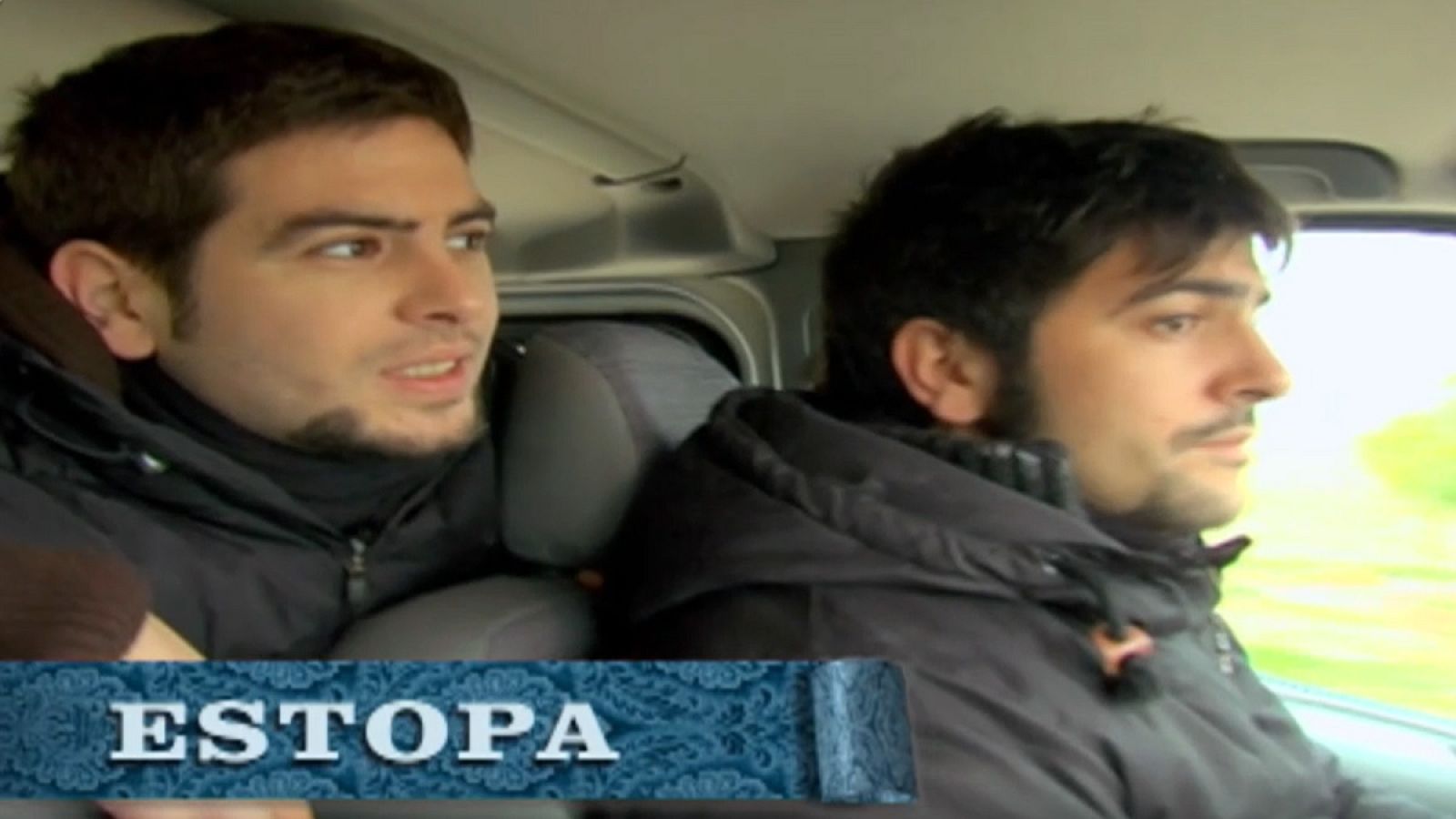 Los hermanos Estopa, David y Jose Muñoz, vuelven a Zarza Capilla, Badajoz, el pueblo de donde procede su familia. Nos presentan a sus amigos y familiares y sus rincones favoritos del pueblo.