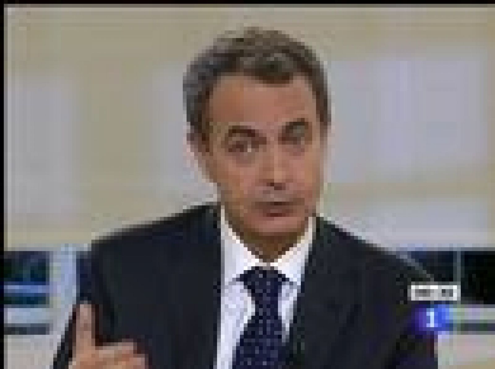  José Luis Rodríguez Zapatero ha dicho en una entrevista con RTVE que no habrá marcha atrás en la subida del IVA que entrará en vigor el próximo mes de julio y que servirá para pagar el paro a 500.000 personas. A preguntas de Ana Blanco, Pepa Bueno y Juan Ramón Lucas, el presidente del Gobierno también ha querido zanjar la polémica judicial con Venezuela y ha descartado una próxima remodelación del equipo de Gobierno.