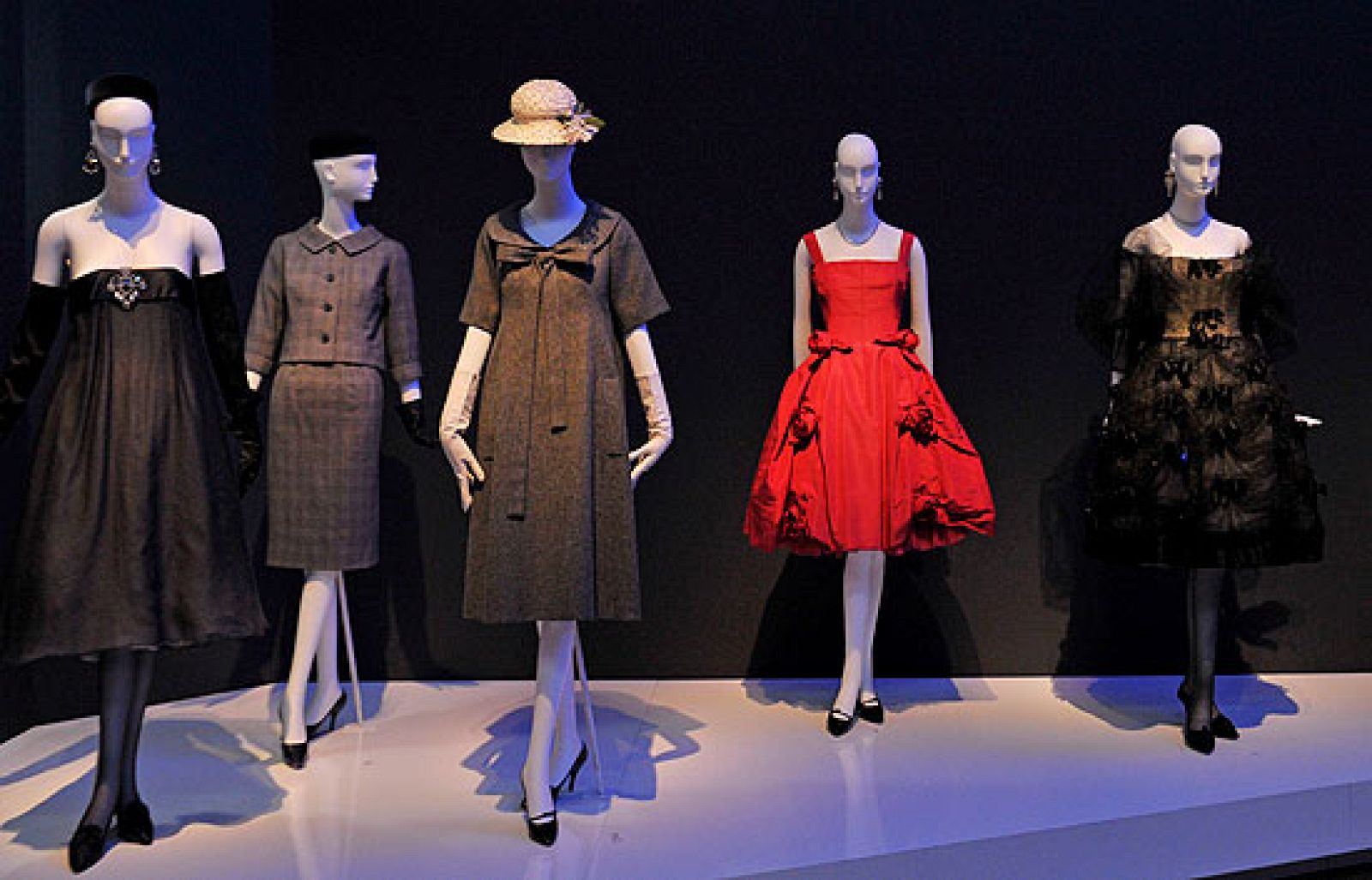 La obra de Yves Saint Laurent invade el Museo de Bellas Artes de París. Es una exposición inédita que recorre 40 años de trabajo del modisto y que cuenta, entre otros, con el apoyo de Carla Bruni. Es una cita con el lujo y la alta costura a partir del jueves.