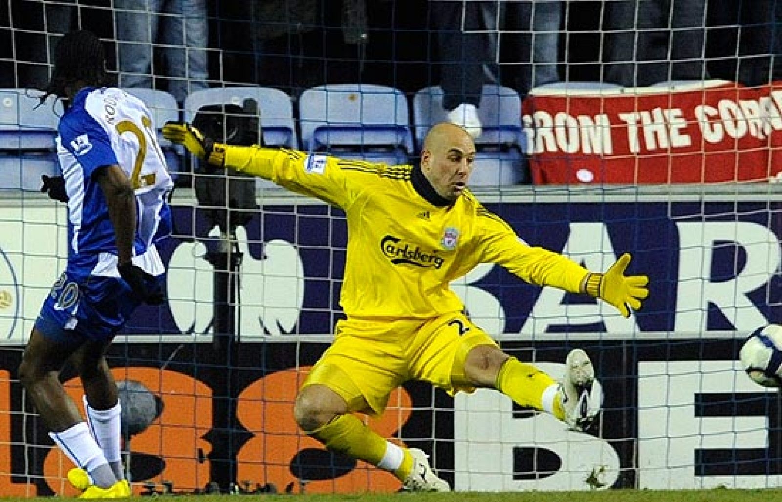 Roberto Martínez se ha llevado el duelo español de banquillos en la Premier, al derrotar el Wigan al Liverpool de Rafa Benítez por 1-0, tanto de Rodallega.