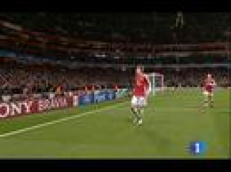 El jugador danés del Arsenal, Bendtner, ha aprovechado un balón suelto en el área para empujar el balón a la red con Hélton tendido sobre el terreno de juego.