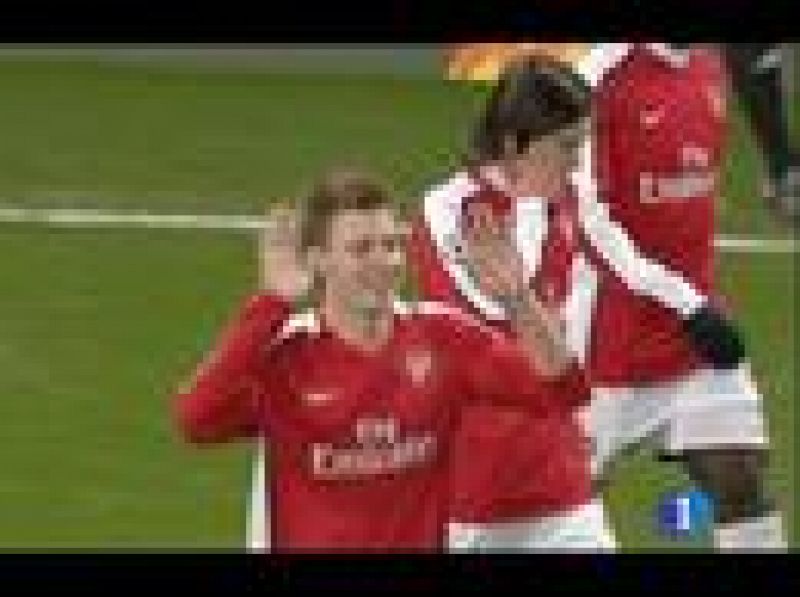 El delantero danés del Arsenal marca el segundo gol de su equipo, que da la vuelta a la eliminatoria ante el Oporto (9/03/2010).
